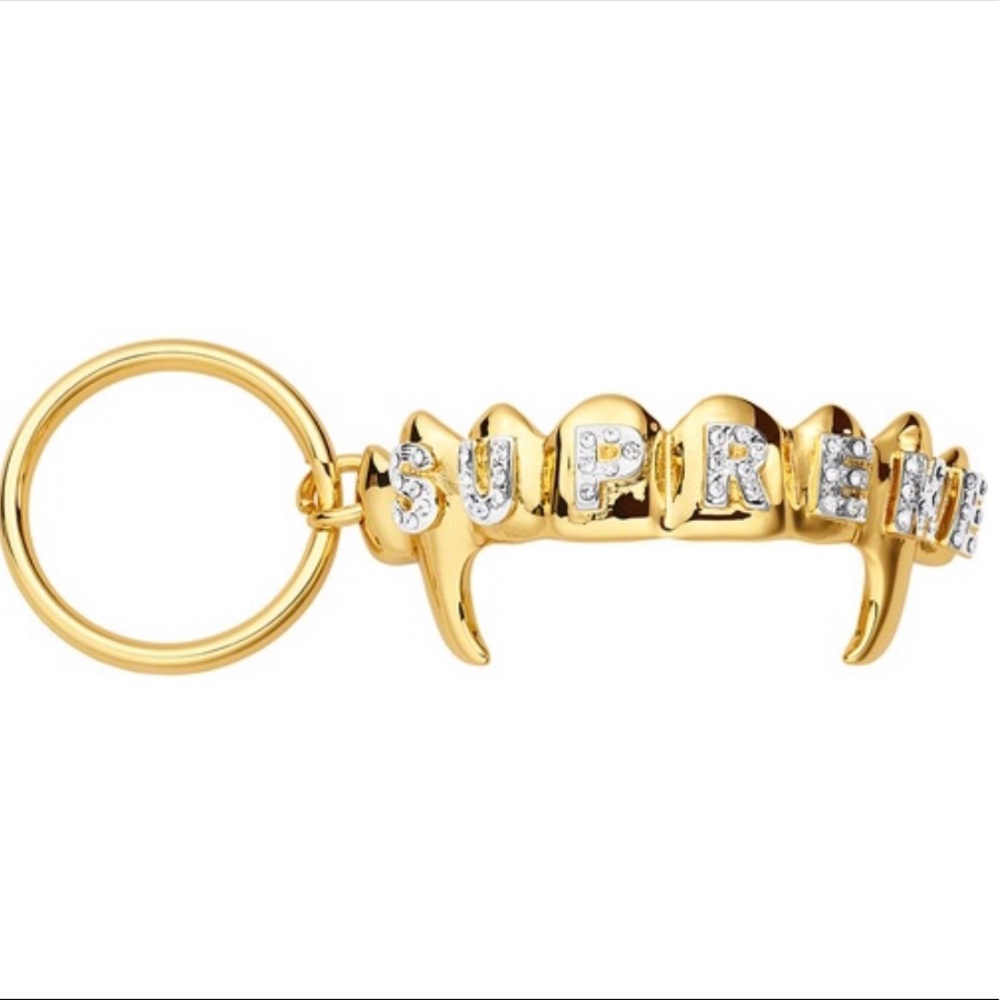 SUPREME fronts keychain